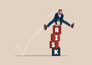 İş adamı RISK sözcüğüyle kübün üzerinden atlıyor. İşçi işçiler sorunları çözer. Risk yönetimi, kontrol ya da yatırım yaparken para kaybetmek. Düz vektör illüstrasyonu