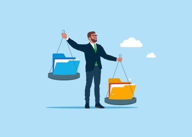 İş adamı terazi gibi hareket eder ve teraziyi tartır. Dizinlerin iki varyasyonunun karşılaştırılması. Düz biçimli modern vektör illüstrasyonu