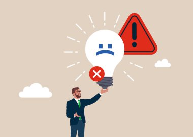 Lambayı tutan iş adamı kırıldı. Üzgün gülümseme lambası. İş geliştirme için kazanan bir fikir yok. İşletim sistemi hatası. Güvenlik alarmı. Düz vektör illüstrasyonu