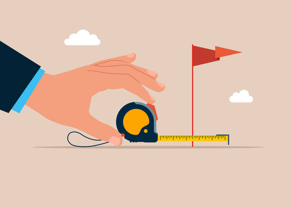 Бизнесмен, использующий измерительную ленту для измерения бизнес-цели и анализа расстояния от целевого флага. Точность и точность измерений и расчетов. Плоская векторная иллюстрация