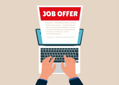 Dizüstü bilgisayarla çalışan bir adamın en üst görüntüsü. Röportajdan sonra iş davetiyesi. İş, büyük sarı bir zarf içinde belge sunuyor. İşe alım, iş sözleşmesi. Düz vektör illüstrasyonu.