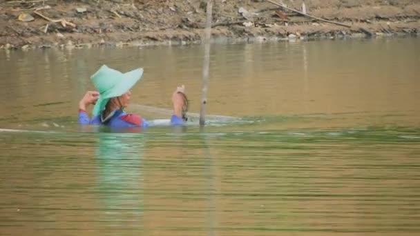 Rybacy Używają Łodzi Łowienia Ryb Jeziorze Tajlandii Używając Sieci Połowu — Wideo stockowe