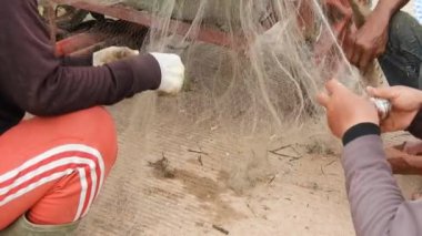 Balıkçılar 11 Mayıs 2023 'te ağlarını kullanarak Tayland' daki bir gölde balık avlamak için tekneleri kullanırlar. Ayrıca Tayland balıkçılarının da balıkçılık alanını öğrenmeleri ve anlamaları gerekir. t dahil