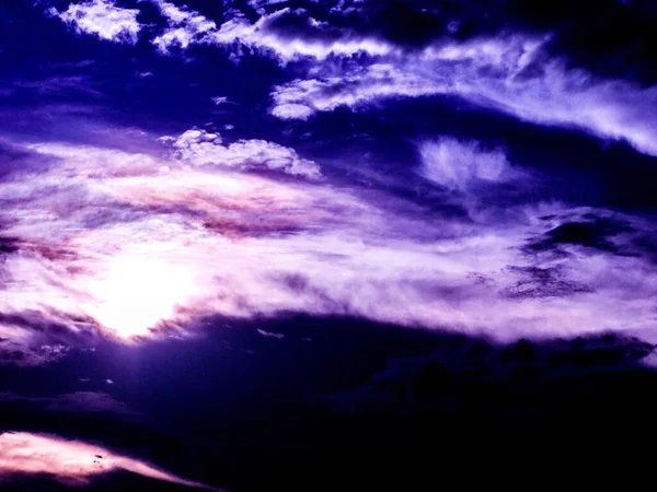 Die Sonne Scheint Den Weißen Wolkenverhangenen Himmel Ist Ein Wunderbares — Stockfoto