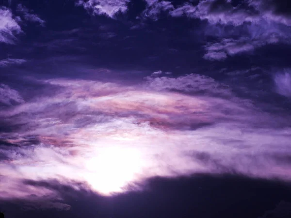 Słońce Świeci Białym Pochmurnym Niebie Jest Wspaniały Obraz Który Opowiada — Zdjęcie stockowe
