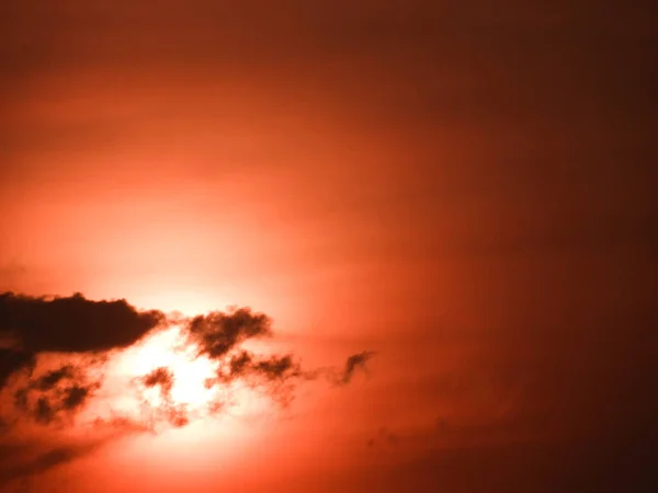 Słońce Świeci Białym Pochmurnym Niebie Jest Wspaniały Obraz Który Opowiada — Zdjęcie stockowe