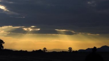 Gece 4 'te gün batımında güneş batıda gökyüzünde belirirken dünyayı sıcacık ve sakin güzel renklerle kaplar. Doğanın güzelliğini tecrübe edebileceğimiz ve yarın için umut verebileceğimiz bir zaman..