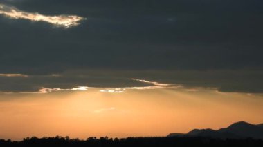 Gece 4 'te gün batımında güneş batıda gökyüzünde belirirken dünyayı sıcacık ve sakin güzel renklerle kaplar. Doğanın güzelliğini tecrübe edebileceğimiz ve yarın için umut verebileceğimiz bir zaman..