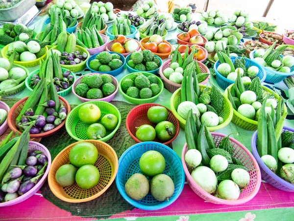 泰国有许多种类的本地蔬菜 你可以从这些蔬菜中挑选 如石灰 西红柿 苦瓜等等 在泰国有很多用途 — 图库照片