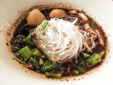 Nam Tok Eriştesi: yumuşak ve narin eriştelerden gelen zengin ve aromatik tatlar. Köfte ve taze sebze gibi çeşitli malzemeler hala herkesin denemesi gereken popüler bir menüdür! Tayland ve menü.