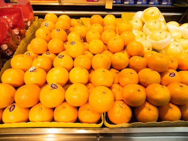 众所周知 橙子也被用于饮料和甜点 如橙汁 橙子冰淇淋和橙子蛋糕 橘子也有健康好处 因为它含有抗氧化剂 — 图库照片