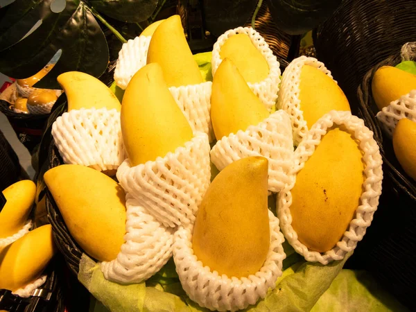 来自泰国的成熟的南多美芒果是美味的甜水果 它有一种甜甜的 芬芳的味道 融化在你的嘴里 在夏天里 成熟的南多美式芒果因其新鲜而颇受欢迎 — 图库照片