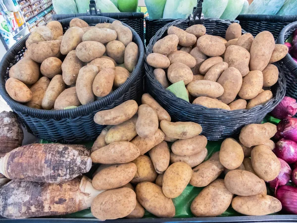 土豆是一种果皮厚 肉甜的水果 常用于薯片 薯条和土豆沙拉等许多菜肴中 土豆对健康有许多好处 因为它含有抗氧化剂 — 图库照片