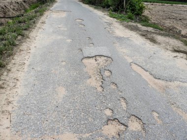 Bozulan yollar hasar görmüş ve normal işleyemiyor. Bozulan karayolu koşulları temellerin erozyonu veya sübvansiyonundan kaynaklanıyor olabilir. Kötü durumlar seyahat ve trafiği etkiler ve alternatif bir yol bulmak zorundadır.