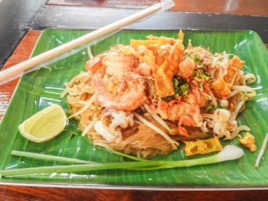 Pad Thai hem yerel hem de uluslararası alanda ünlü olan popüler bir yemektir. Balık şekerinden elde edilen sos mükemmel bir tatlı-ekşi lezzete sahiptir. Ve erişteler pişirilir ve birbirlerine yakın durmazlar.
