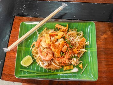 Pad Thai hem yerel hem de uluslararası alanda ünlü olan popüler bir yemektir. Balık şekerinden elde edilen sos mükemmel bir tatlı-ekşi lezzete sahiptir. Ve erişteler pişirilir ve birbirlerine yakın durmazlar.