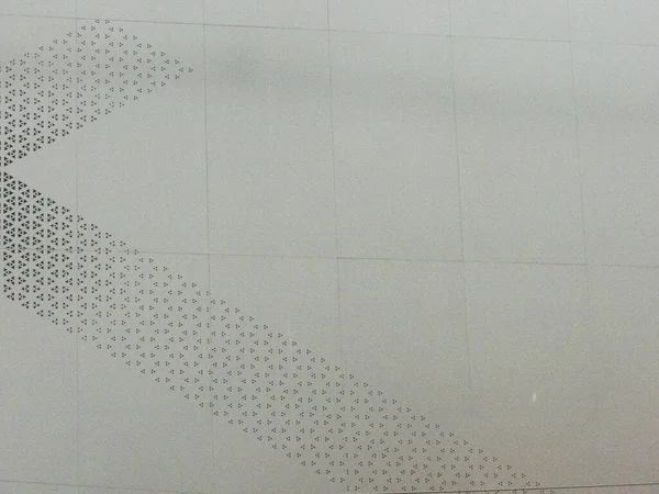 矢印型三角形の穿孔シート目を引く三角形の形状矢印型の表面は この鋼板の独自性と美しさに追加されます 閉めて — ストック写真