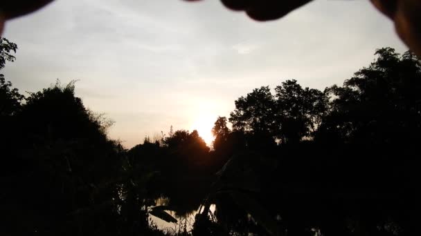 Kiedy Słońce Zachodzi Jest Piękne Użyłem Dłoni Stworzyć Symbol Serca — Wideo stockowe