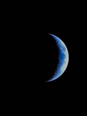 Gece gökyüzündeki hilal en muhteşem ve en güzel manzaraydı. Parlayan ay ışığını içeriyor ve herkesin görmesi için büyülü bir tılsım yaratıyor. Doğa ve gerçek mutluluk.