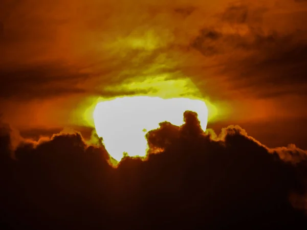 Zon Schijnt Aan Witte Bewolkte Hemel Het Een Prachtig Beeld — Stockfoto