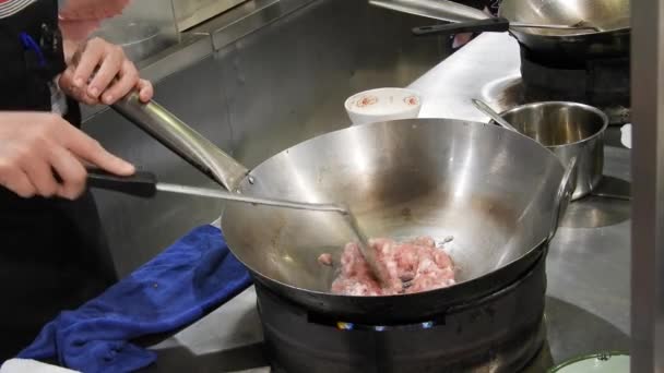 Roergebakken Varkensvlees Met Basilicum Een Smaakvol Aromatisch Thais Gerecht Dat — Stockvideo