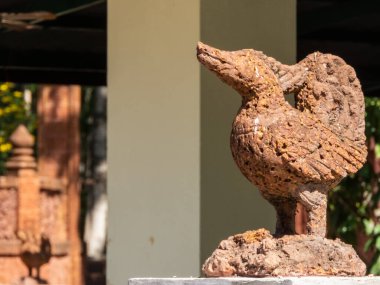 Görülmeye değer muhteşem bir manzara, heykeltraşların sanatsal ustalığını gözler önüne seren ve bu dayanıklı kayayı zarafet ve gücün sembolüne dönüştüren yan yontulmuş bir fil..