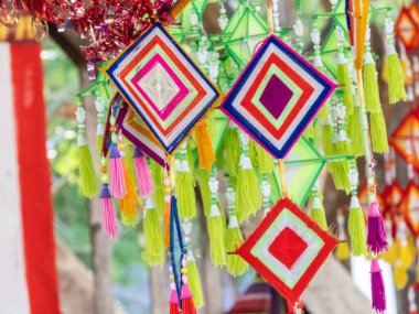 Tung örümcek ağı doğanın nadir ve karmaşık bir başyapıtıdır, dallar ve yapılar arasında hassas bir şekilde örülmüştür. Çiğ damlalarıyla bezenmiş parlak iplikleri büyüleyici bir gümüş duvar halısı oluşturur..