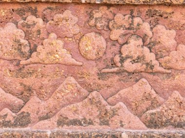 Laterite, dayanıklı ve ayırt edici bir kaya ustalıkla karmaşık şekillere oyulmuş, zanaatkarların ustalığını ve yaratıcılığını gözler önüne seriyor. Artakalının zengin kırmızımsı kahverengi tonu.