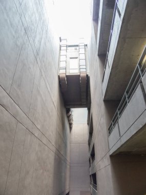 Gri tonlarıyla süslenmiş binalar arasındaki boşluk hem ilgi çekici hem de düşündürücü eşsiz bir şehir manzarası yaratıyor. Bu gri palet biraz modernlik ve karmaşıklık katıyor. .