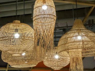 Örülmüş bambu lambası, her yere doğal bir zarafet katan çok güzel işlenmiş bir aydınlatma armaşıdır. Özenle seçilmiş bambu tellerinden yapılmış, abajur ustalıkla yapılmış. Yakın plan..