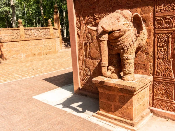 Θαυμάσιο Αξιοθέατο Ένας Λατερίτης Λαξευμένος Ελέφαντας Στέκεται Ψηλός Αναδεικνύοντας Την — Φωτογραφία Αρχείου