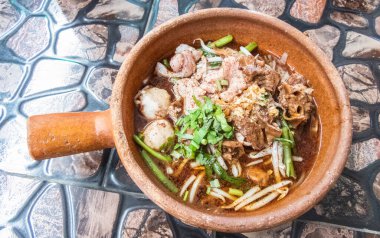 Erişteler lezzetli et parçaları ve leziz köftelerle süslenerek lezzet tomurcuklarını memnun edecek cezbedici bir yemek oluşturdular. Erişteler, mükemmel pişmiş, tatmin edici bir şekilde.