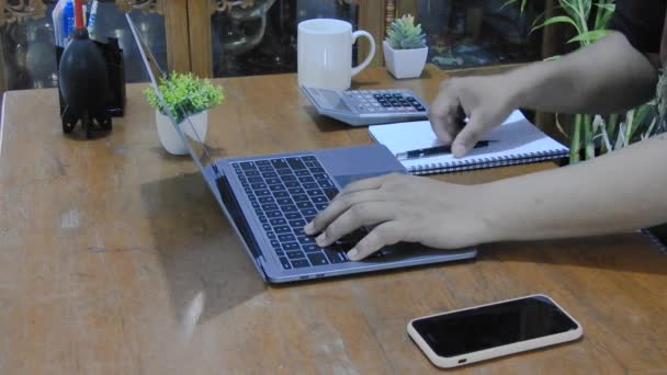 Mão Empresário Sentou Teclado Laptop Navegando Confiantemente Através Paisagem Digital — Vídeo de Stock