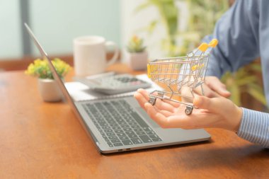 Küçük alışveriş arabası ve kredi kartı ile çevrimiçi alışveriş yapmak sınırlı sayıda ürün satın almak için elverişli ve verimli bir yol sunarken, kolay tarama, güvenli işlemler ve sorunsuz çıkış olanağı sağlıyor.