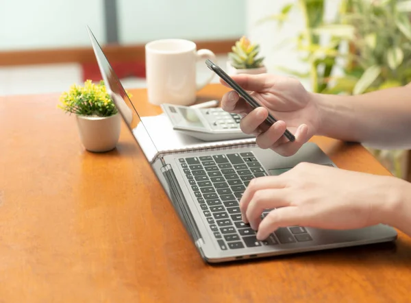 Küçük alışveriş arabası ve kredi kartı ile çevrimiçi alışveriş yapmak sınırlı sayıda ürün satın almak için elverişli ve verimli bir yol sunarken, kolay tarama, güvenli işlemler ve sorunsuz çıkış olanağı sağlıyor.