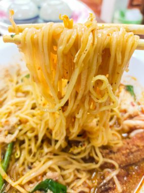 Tom Yum Noodles, çok sevilen bir Tayland yemeği, tat alma duyusunu baştan çıkaran aromaların uyumlu bir karışımıdır. Bu baharatlı ve ekşi çorba bazlı erişte tabağı limon otunun hoş kokulu bir kombinasyonunu içeriyor.