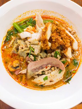 Tom Yum Noodles, çok sevilen bir Tayland yemeği, tat alma duyusunu baştan çıkaran aromaların uyumlu bir karışımıdır. Bu baharatlı ve ekşi çorba bazlı erişte tabağı limon otunun hoş kokulu bir kombinasyonunu içeriyor.