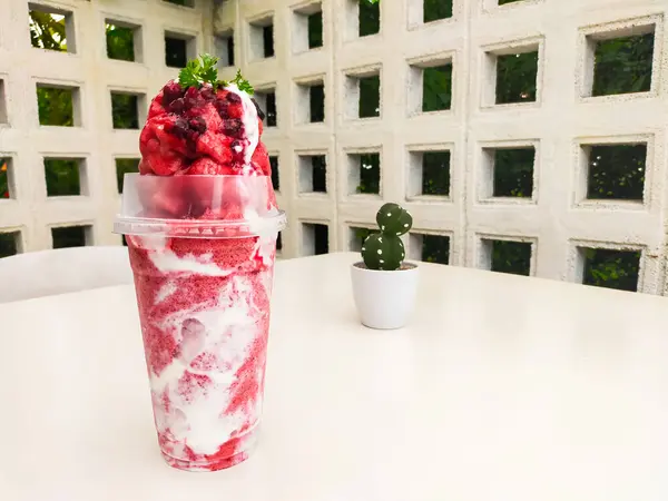 Mixed Berry Yogurt Frappe Una Bebida Deliciosa Refrescante Que Combina —  Fotos de Stock