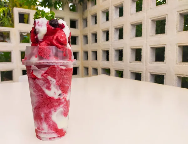 Mixed Berry Yogurt Frappe Una Bebida Deliciosa Refrescante Que Combina —  Fotos de Stock