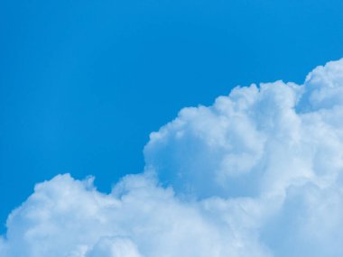 Gökyüzü pofuduk bulutlarla süslenmişti. Huzur ve sükunetin resimli bir sahnesini çiziyordu. Dalgalanan bulutlar engin mavi tuval boyunca zarifçe süzülerek yumuşak gölgeler oluşturdular.