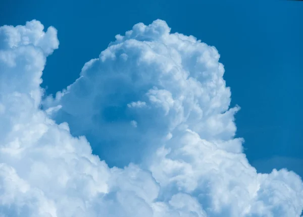 Gökyüzü Pofuduk Bulutlarla Süslenmişti Huzur Sükunetin Resimli Bir Sahnesini Çiziyordu — Stok fotoğraf