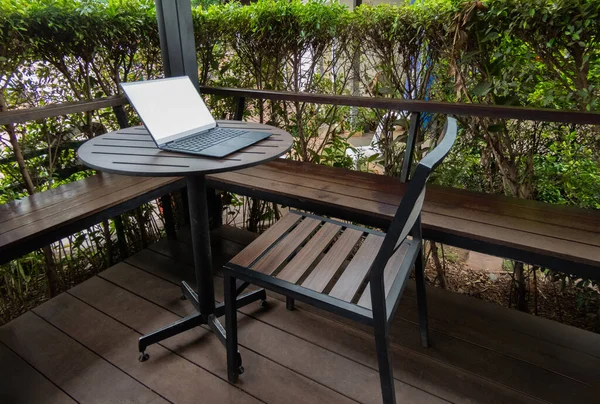 Laptop Siedzi Drewnianym Stole Balkonie Tworząc Harmonijną Mieszankę Technologii Przyrody — Zdjęcie stockowe