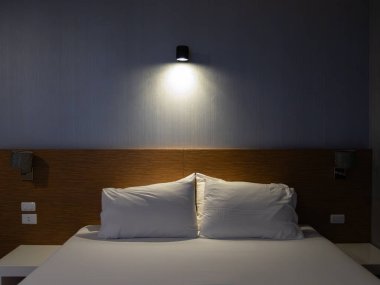 Yumuşak beyaz çarşaflar ve yumuşak yastıklarla bezenmiş yatak huzur ve rahatlık cenneti sunuyordu. Davetkar varlığı huzur dolu gecelerin ve huzurlu rüyaların vaatlerini fısıldadı. Kapatın.