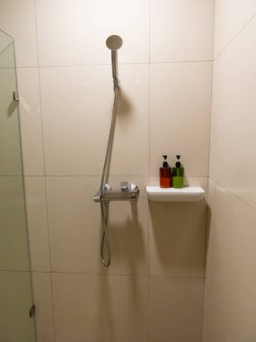 Banyo, sükunet cenneti, el değmemiş kiremitleri ve yumuşak ortam aydınlatmasıyla beni kucakladı. Işıl ışıl eşyalar ve tertemiz porselen lavabo beni ferahlatıcı bir zevke davet etti. 