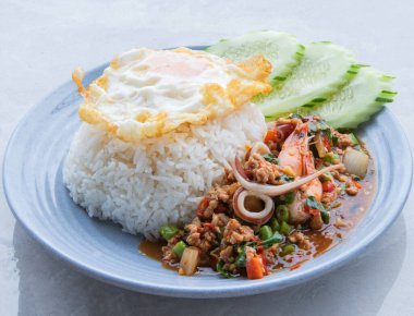 Kızarmış pilav, deniz ürünleri ve fesleğenle birlikte taze deniz ürünlerinin aromatik fesleğen tadını birleştiren lezzetli ve lezzetli bir yemektir. Lezzetli karides, yumuşak mürekkep balığı, dolgun.