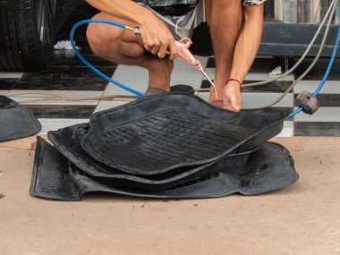 İnatçı toprağı ve jantlara yapışan fren tozunu titizlikle temizliyor. Her kuytuya ve kuytuya dikkat eder, her konuşanın ve oyuğun iyice temizlendiğinden emin olur. 