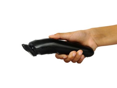 Çekici bir görüntü yakalamış. El, kendine güvenen bir berber kırpıcı, saç şekillendirme sanatında gereken beceri ve hassasiyeti vurguluyor. Kesme yolundan yararlanılarak. Beyaz arka plan 