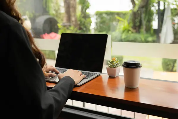 Filiżanką Kawy Obok Siebie Młoda Kobieta Elegancko Nawiguje Laptopie Oddając Obraz Stockowy