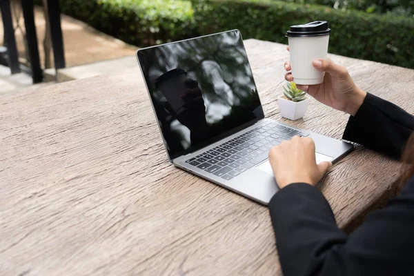 Zręcznie Żonglował Eleganckim Tabletem Filiżanką Kawy Brzęczącym Telefonem Komórkowym Bezproblemowo Zdjęcie Stockowe