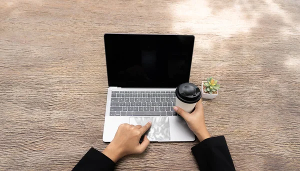 Zręcznie Żonglował Eleganckim Tabletem Filiżanką Kawy Brzęczącym Telefonem Komórkowym Bezproblemowo Obraz Stockowy